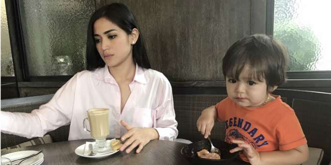 Jessica Iskandar Bagi-bagi Sepatu Gratis Milik El