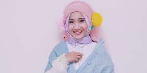 Intip Gaya Busana Hijab Fatin, Makin Stylish!