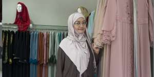 Monika Jufry, Gaya Klasik dalam Keriuhan Kontemporer