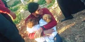 Ayah Gendong 2 Anaknya yang Wafat Akibat Gas Beracun di Suriah