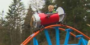 Bocah Ini Punya Roller Coaster Pribadi di Belakang Rumahnya
