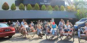 Heboh Belasan Turis Belanda Keliling Semarang Naik Becak