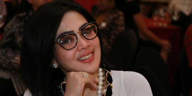 Sst, Ada yang Aneh dengan Foto Syahrini