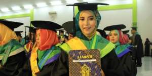 Gadis Cantik Penjual Arem-arem Itu Jadi Wisudawan Terbaik