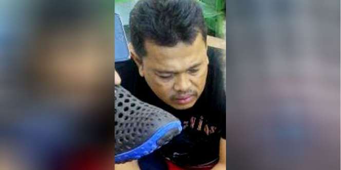 Si Cewek Tak Sadar Diintip, Astaga di Sepatu Pria Ternyata..