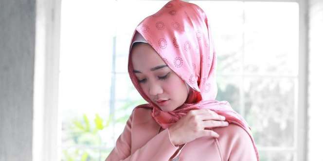 Ola Ayu: Tutorial Hijab Bahan Satin dengan 1 Jarum Pentol