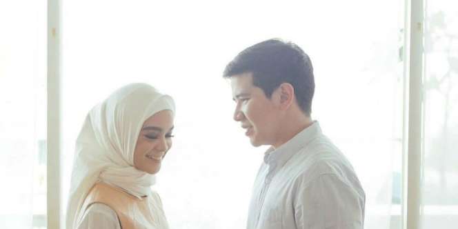 Cantiknya Istri Haykal Kamil Berjilbab Simpel Nan Stylish