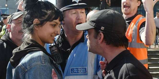 Cara Muslimah Ini Hadapi Pendemo Rasis Bikin Dunia Takjub