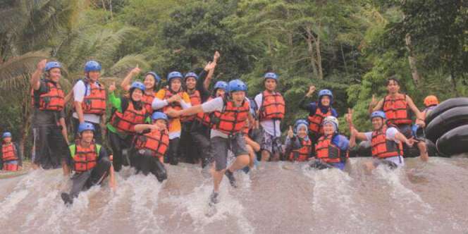 Mau Jajal Arung Jeram? River Tubing Cikalumpang Jawabannya!