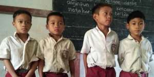 Seragam Pelajar Tapal Batas Itu Kini Tak Lusuh Lagi