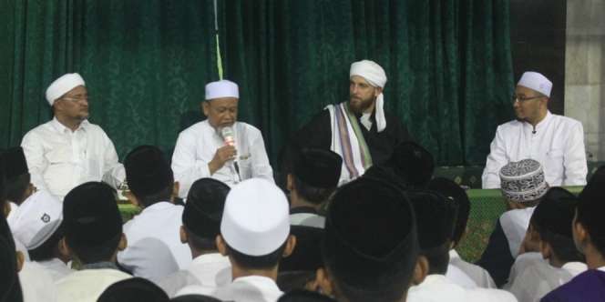Kebaikan Akhlak Muslim Bimbing Warga Inggris Jadi Mualaf