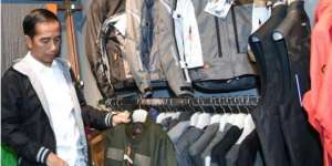Nge-mal di Bandung, Jokowi Berburu Jaket Bomber Diskon