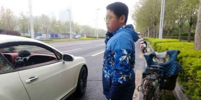 Bingungnya Anak Buruh Tak Sengaja Rusak Spion Bentley
