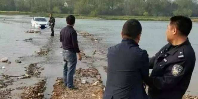 Andalkan GPS, Si Sopir Kaget Mobil Terjebak di Tengah Sungai
