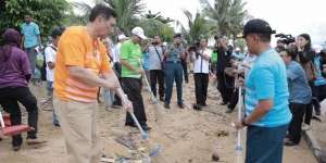 Ketika Para Pejabat Terjun Langsung Bersih-bersih Obyek Wisata