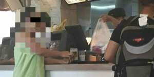 Geger Cewek 'Handukan' Pesan Makanan di Restoran Cepat Saji 