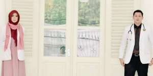 Mengintip Foto Adik Oki Setiana Dewi Bersama Suami, Romantis!