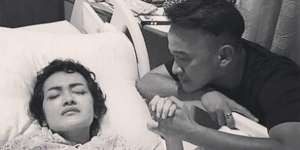 Terharu, Kesetian Ruben Onsu Temani Julia Perez