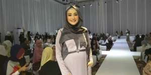 Tetap Modis Saat Hamil Besar ala Soraya Larasati