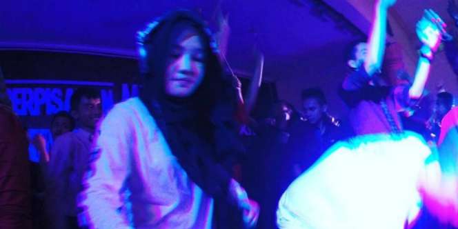 Simak Ragam Gaya DJ Berhijab Ini, Ada yang Pakai Cadar Lho!