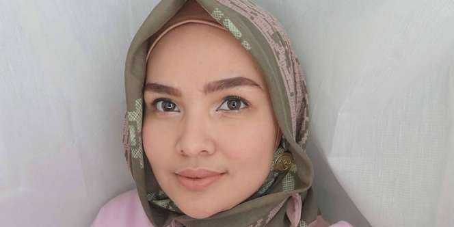 Cantik dengan Pulasan Makeup Natural ala Ria Miranda