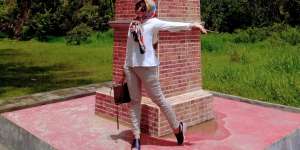 #HOTD: Warna Busana Favorit Herda Dewi Saat Travelling