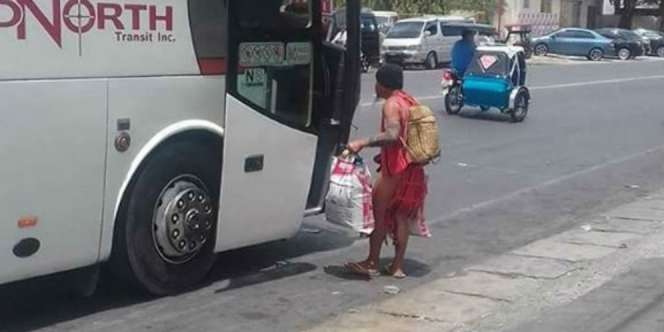 Sedih, Seorang Kakek dari Suku Pedalaman Ditolak Naik Bus