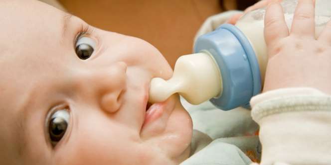 Trik Mudah Mengenalkan Botol Dot Pada Bayi