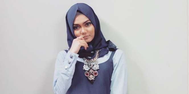 Rina Nose Tampil Elegan Pakai Busana Karya Ivan Gunawan