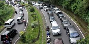 Kenapa Kita Gak Pernah Bosan Jalan-Jalan ke Puncak?