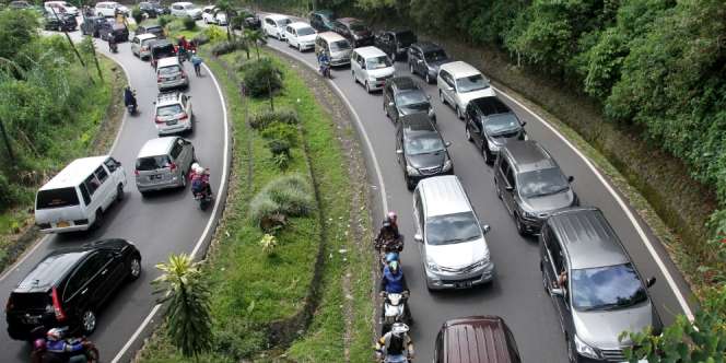 Kenapa Kita Gak Pernah Bosan Jalan-Jalan ke Puncak?
