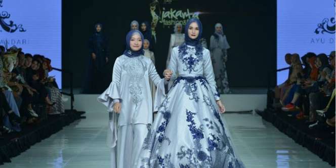 Ayu Dyah Suguhkan Kombinasi Sempurna 'Blue Sage' dan Swarovski