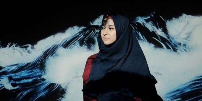 Intip Gaya Nina Zatulini Berhijab, Stylenya Simpel Abis