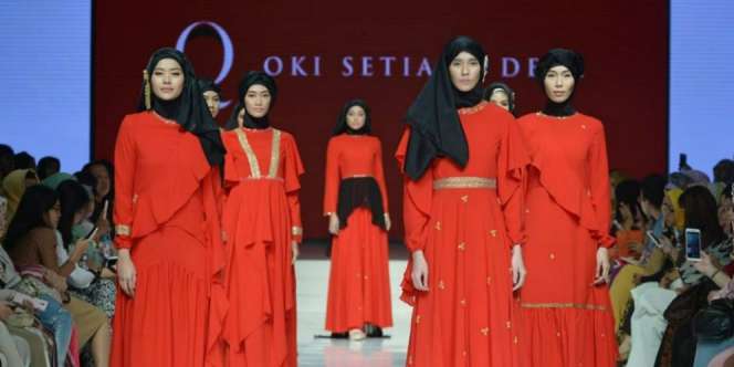 Dua Sisi Muslimah dalam Koleksi Oki Setiana Dewi