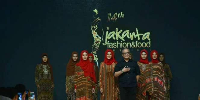 Keindahan Tenun Flores Pada Busana Modest Karya Itang Yunasz