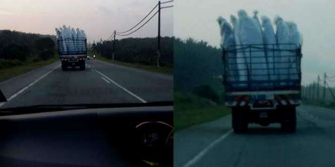 Warganet Heboh, Ada Rombongan Pocong Naik Truk