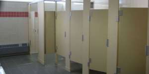 Ini Alasan Pintu Toilet Umum Dibuat Sebatas Lutut