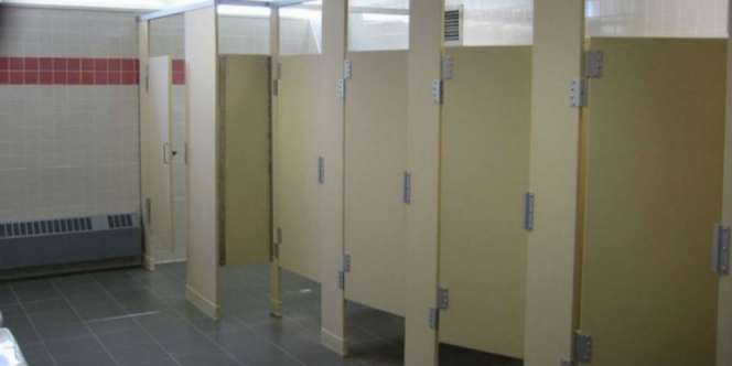 Ini Alasan Pintu Toilet Umum Dibuat Sebatas Lutut
