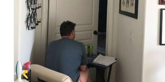 Kisah Suami Jaga Istri di Depan Kamar Tidur Bikin Terharu