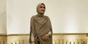 Inspirasi Busana Pesta Simpel Ala Ria Miranda