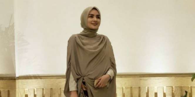 Inspirasi Busana Pesta Simpel Ala Ria Miranda