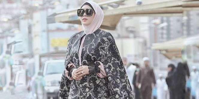 Gaya Syahrini Umroh Bawa Tas yang Harganya Wow