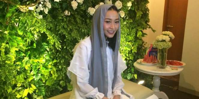 Tak Ada Pawang Hujan Saat Resepsi, Rinni Idol Pilih Pakai....