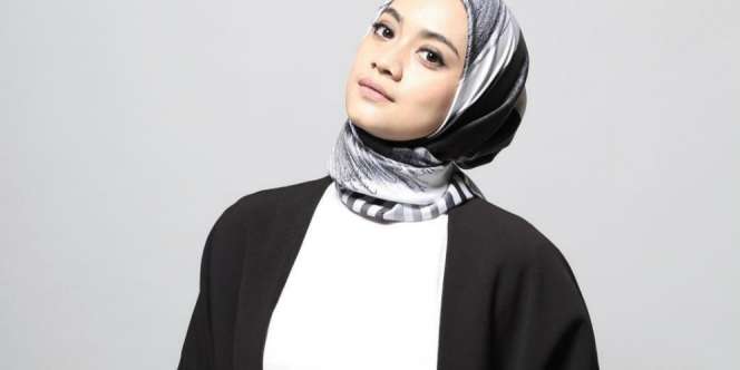 Inspirasi Gaya Busana Hitam Putih Ayudia Bing Slamet