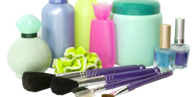 Cermat Pilih Kosmetik Agar Wajah Tetap Cantik