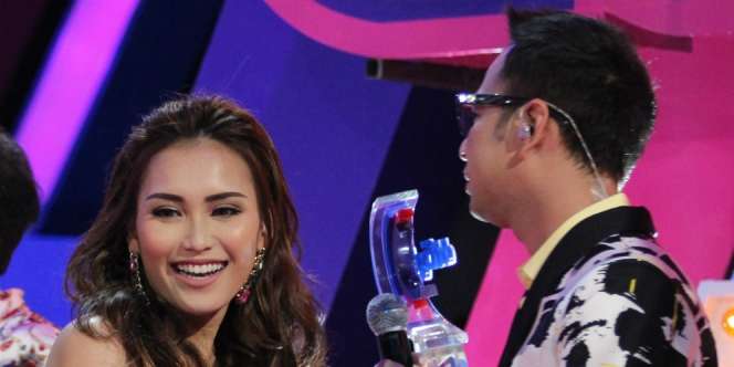 Mengejutkan! Ternyata Ini Sosok yang Kuatkan Ayu Ting Ting