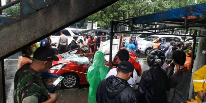 Depok Hujan Deras, Sebuah Mobil Tertimpa Pohon Tumbang