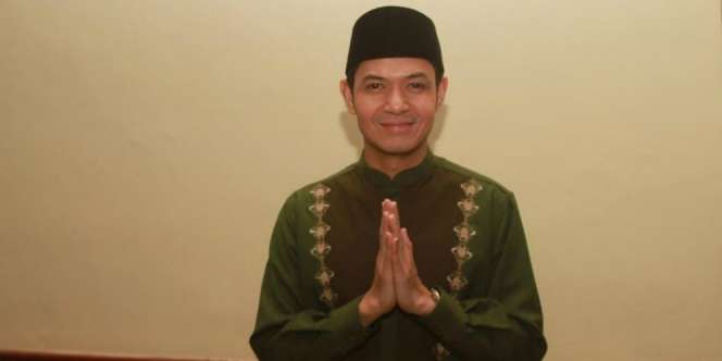 Aksi Dude Herlino Ikut Bersih-bersih 1001 Masjid