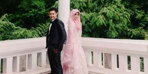 Gaya Busana Adik Oki Setiana Dewi Saat Umroh Jadi Sorotan