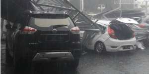 Bandung Diterpa Hujan Angin, Mobil Remuk Tertimpa Kanopi